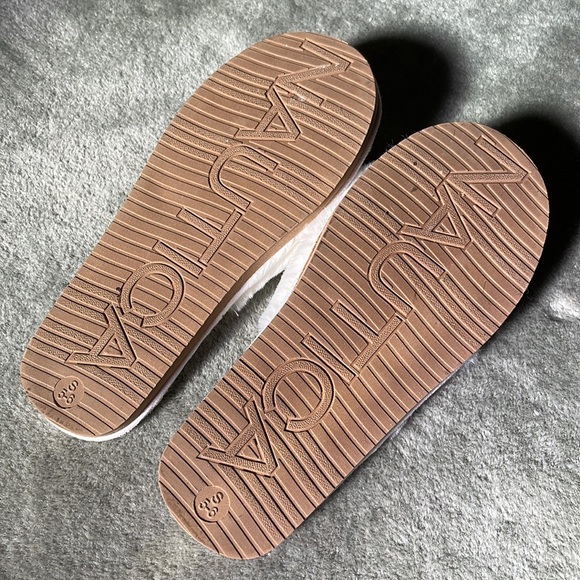 Fuzzy white slippers - Picture 3 of 4